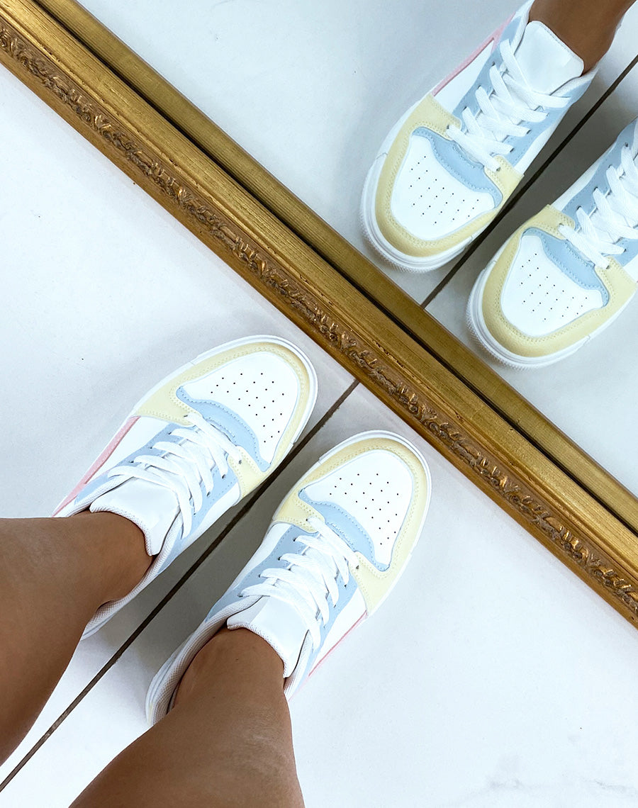 Baskets blanches avec empiècements colorés