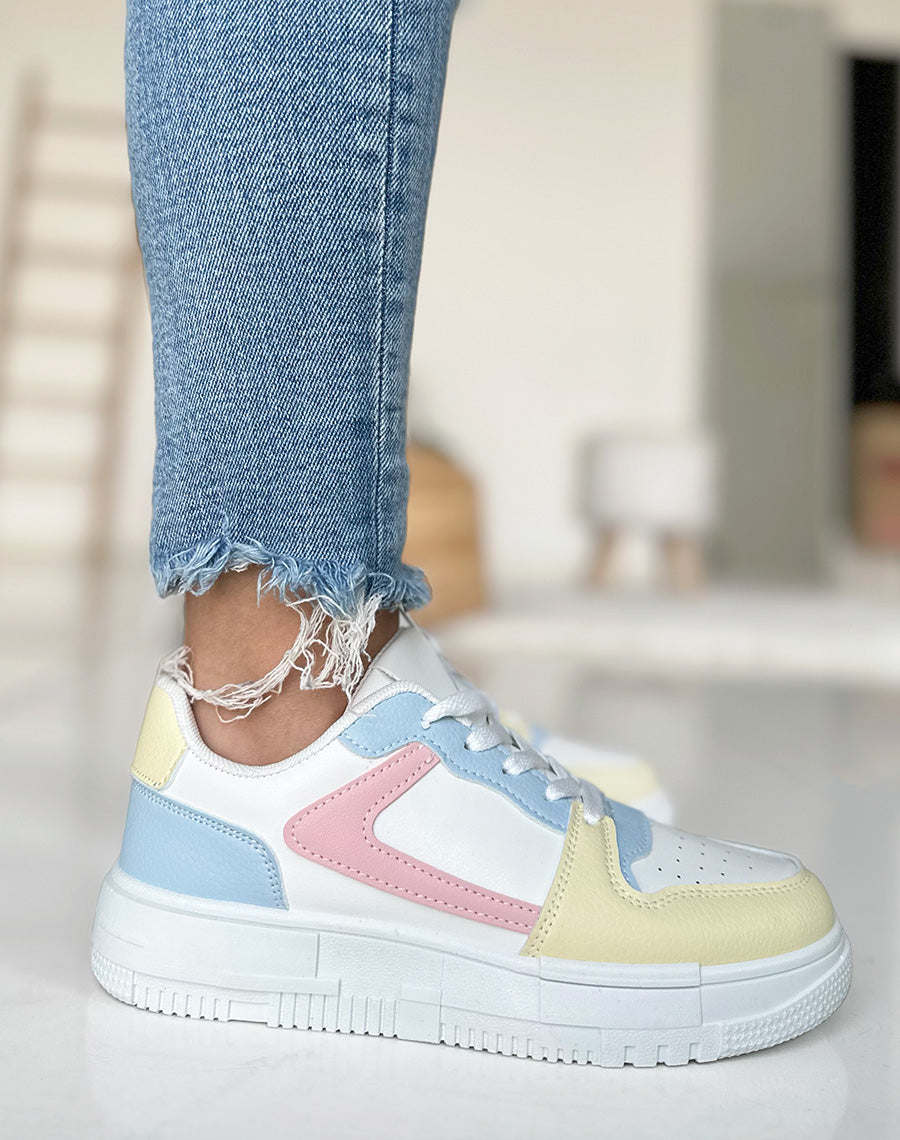 Baskets blanches avec empiècements colorés