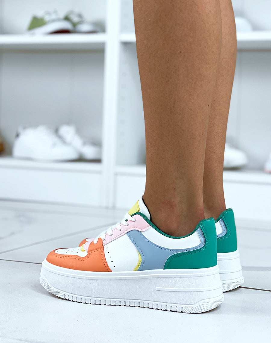 Baskets blanches avec empiècements colorés et à grosse plateforme