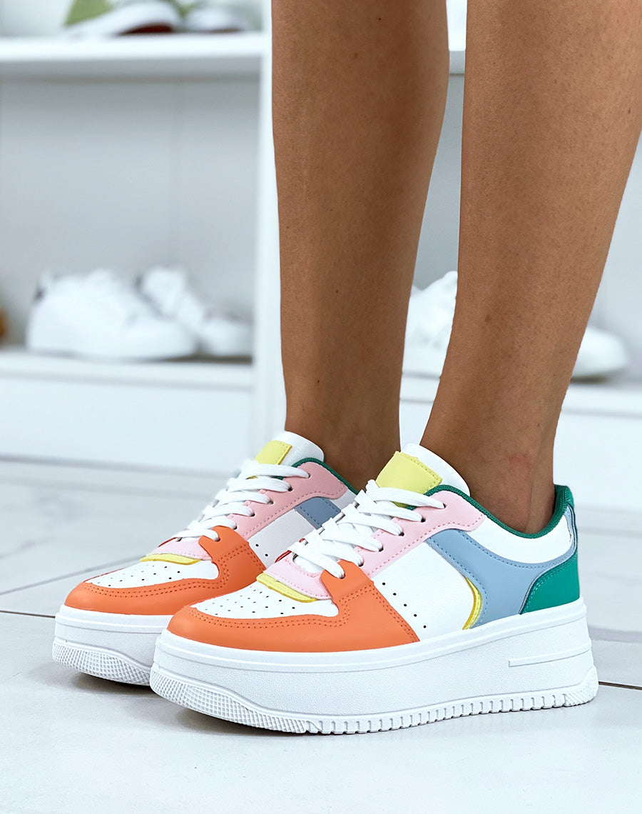 Baskets blanches avec empiècements colorés et à grosse plateforme