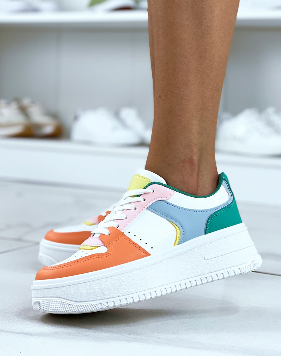 Baskets blanches avec empiècements colorés et à grosse plateforme