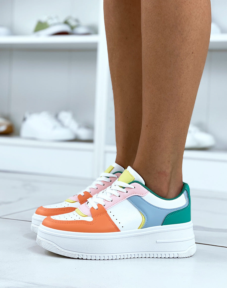 Baskets blanches avec empiècements colorés et à grosse plateforme