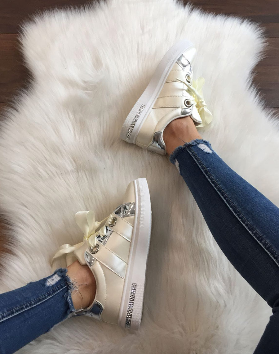 Baskets blanches avec lacets effets satinés