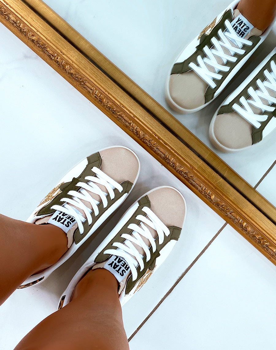 Baskets Blanches avec une Touche de Vert : Éclectique mais Élégant