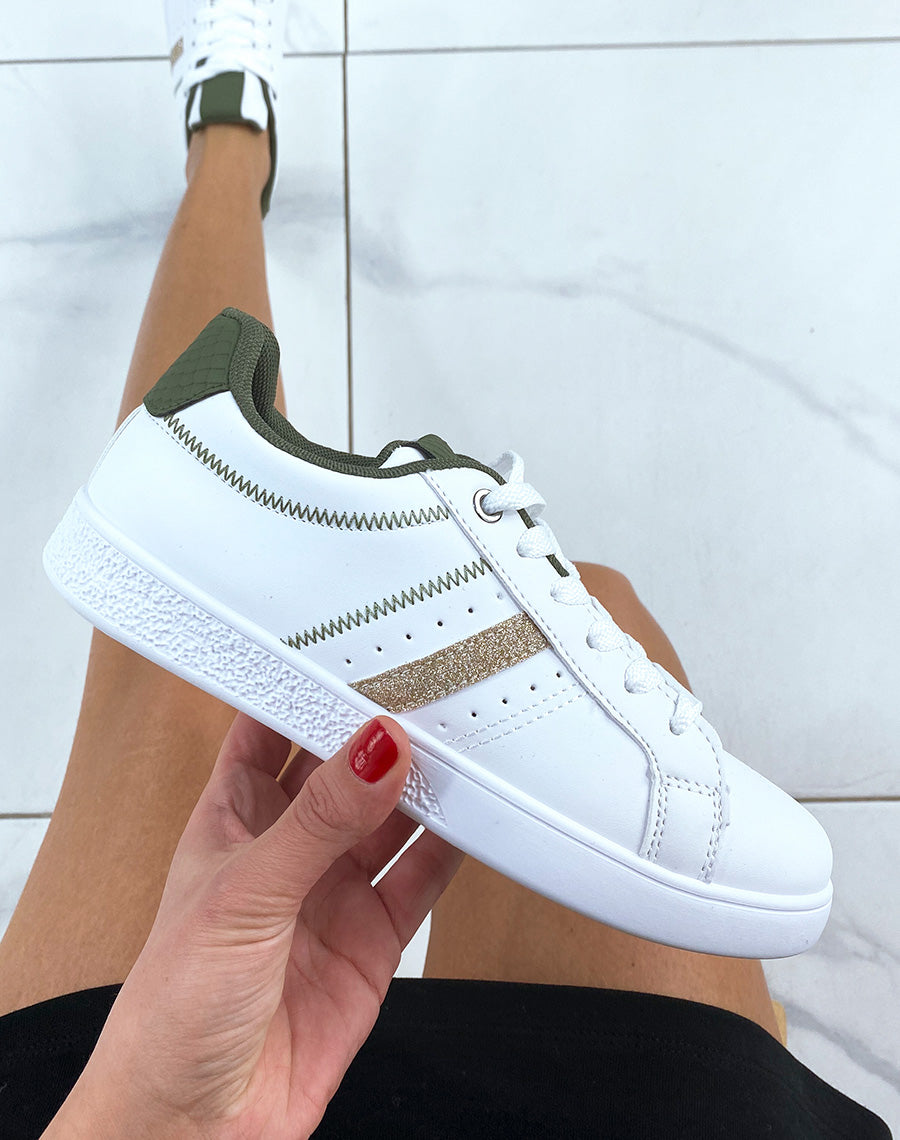 Baskets blanches basses à détail doré et empiècement arrière kaki