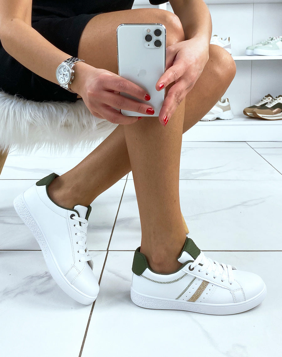 Baskets blanches basses à détail doré et empiècement arrière kaki