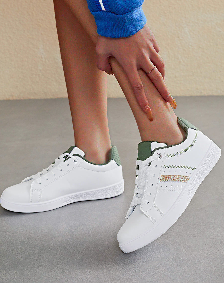Baskets blanches basses à détail doré et empiècement arrière kaki