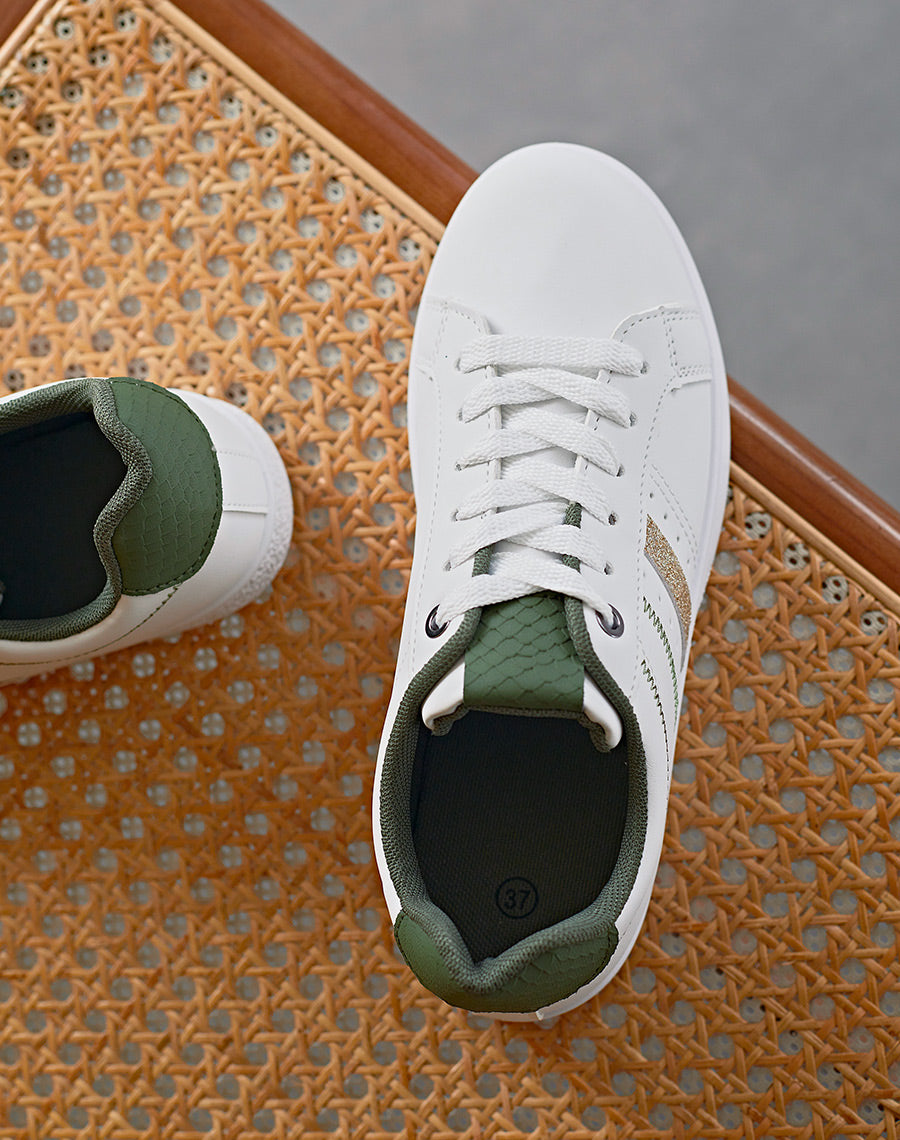 Baskets blanches basses à détail doré et empiècement arrière kaki
