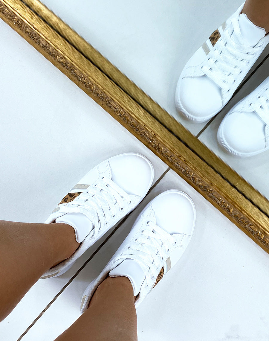 Baskets blanches basses à détails beiges et léopard