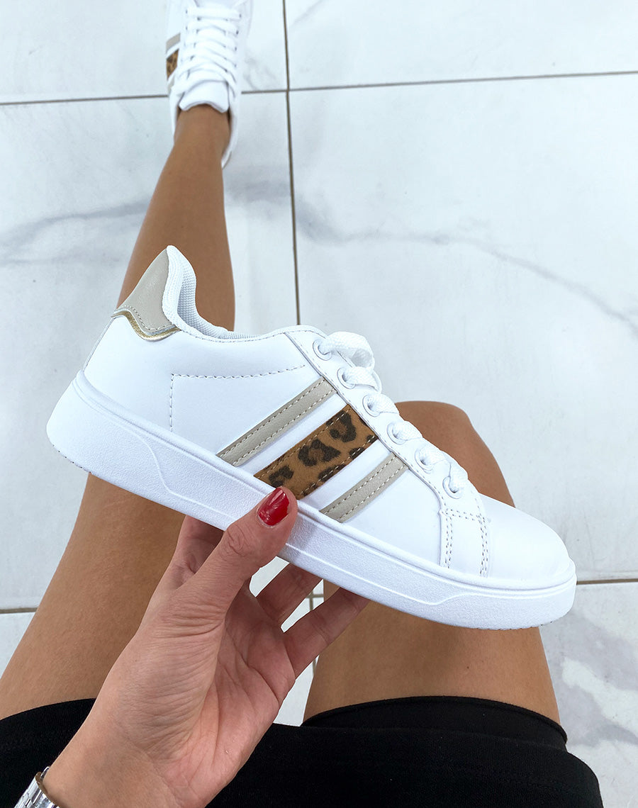 Baskets blanches basses à détails beiges et léopard