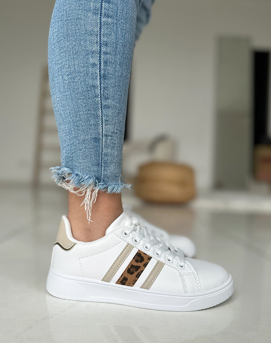 Baskets blanches basses à détails beiges et léopard