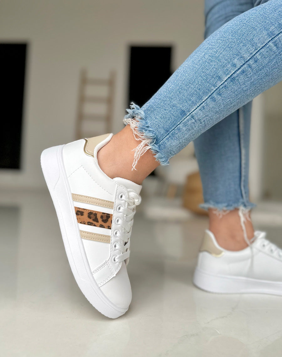 Baskets blanches basses à détails beiges et léopard