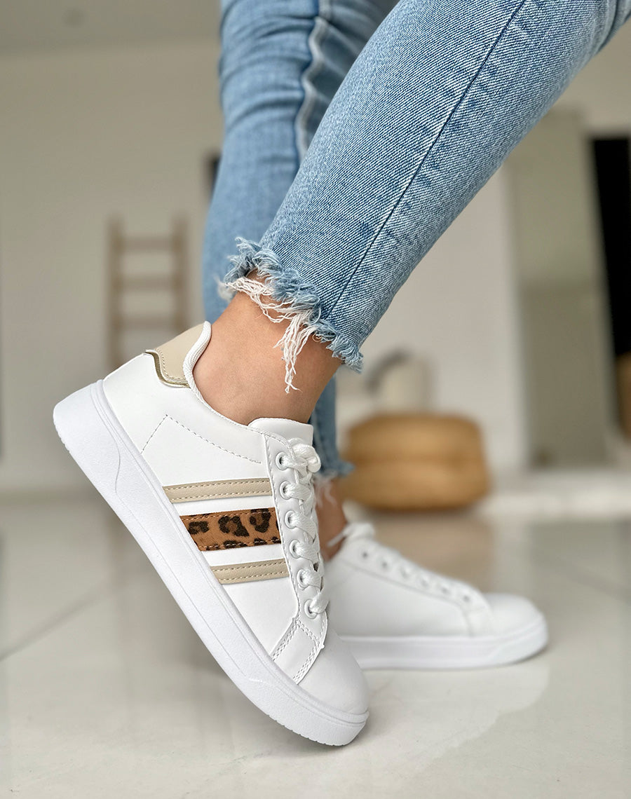 Baskets blanches basses à détails beiges et léopard