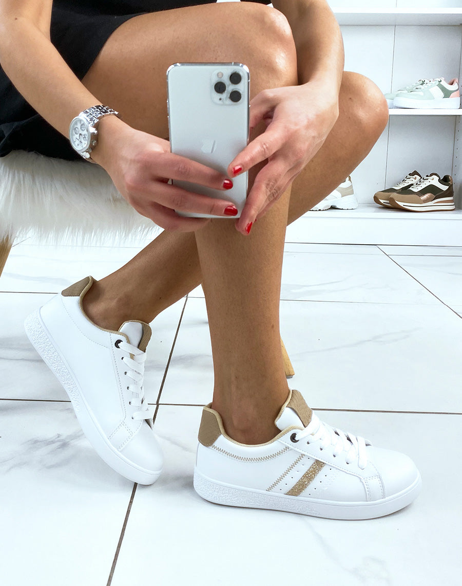 Baskets blanches basses à détails dorés avec empiècement arrière beige