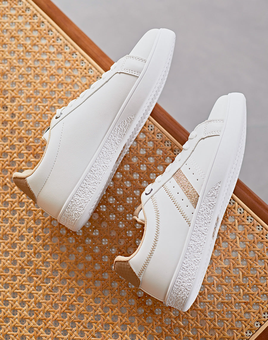 Baskets blanches basses à détails dorés avec empiècement arrière beige