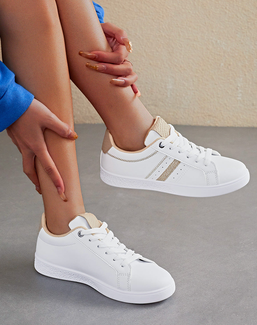 Baskets blanches basses à détails dorés avec empiècement arrière beige