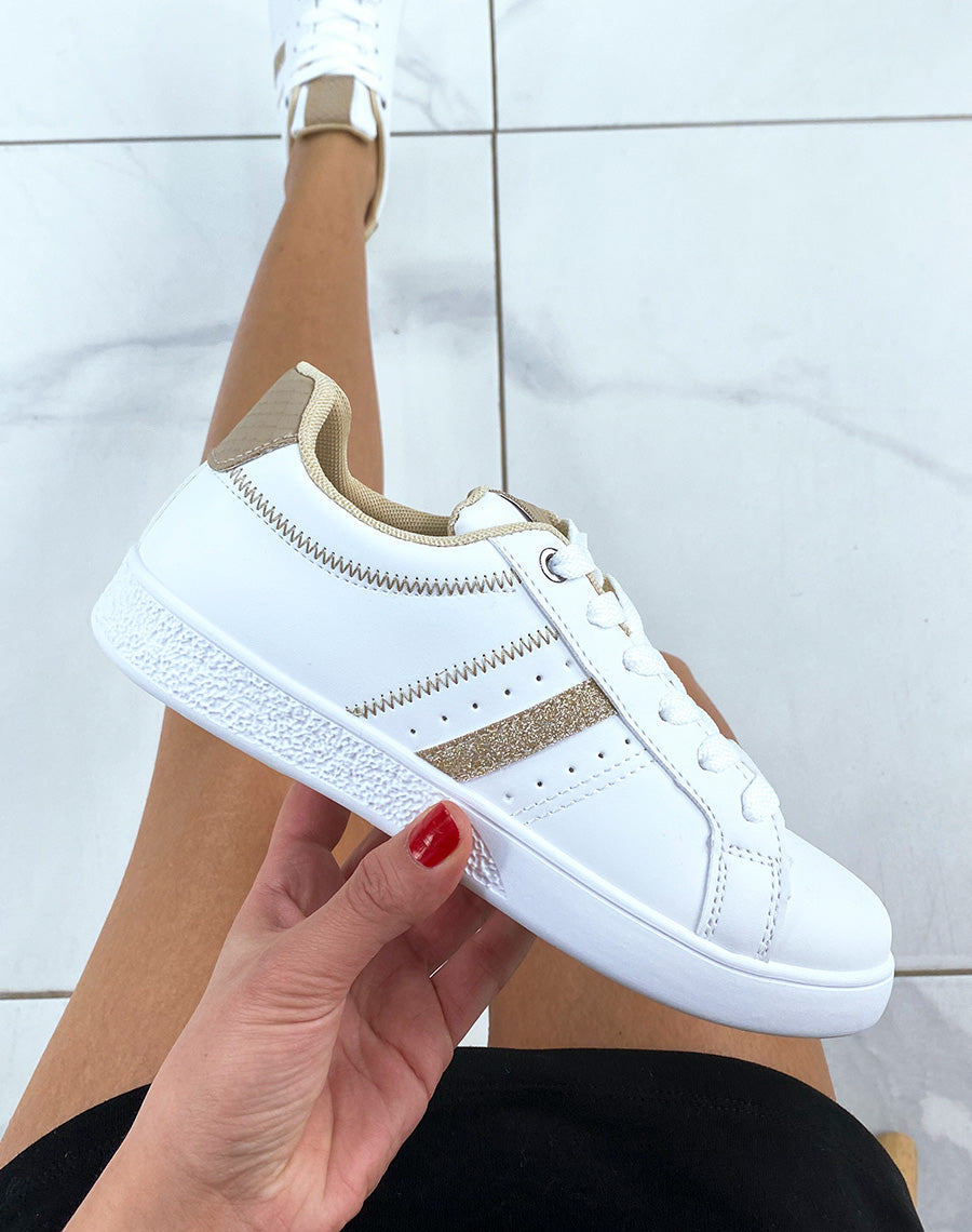 Baskets blanches basses à détails dorés avec empiècement arrière beige