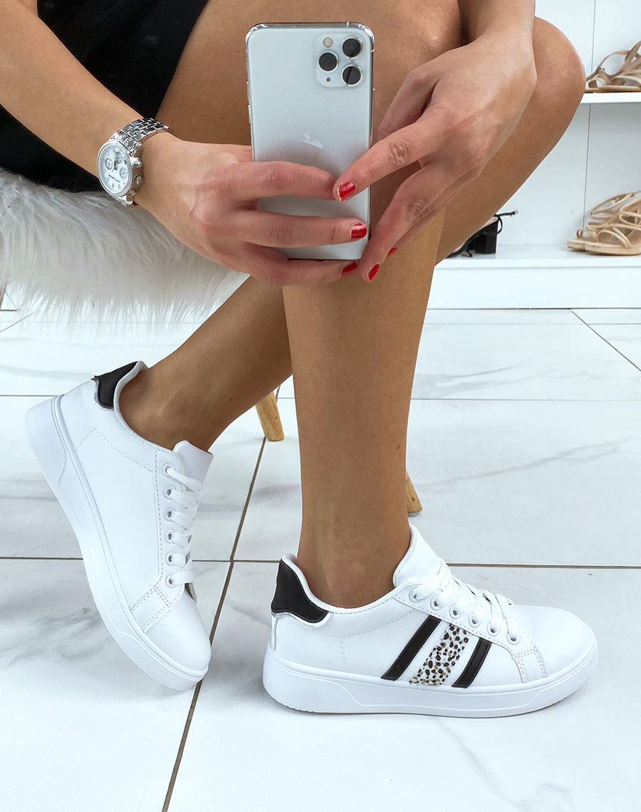 Baskets blanches basses à détails noir et léopard