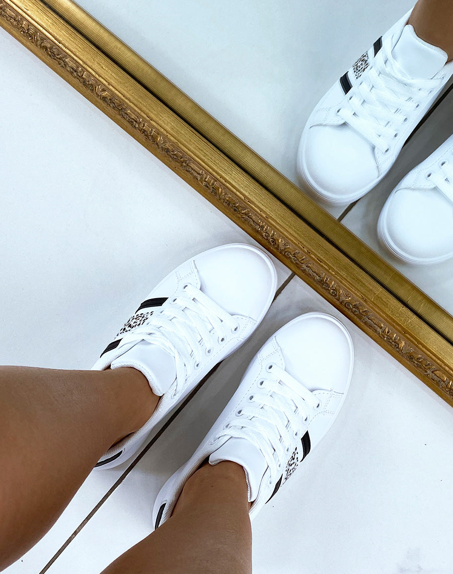 Baskets blanches basses à détails noir et léopard