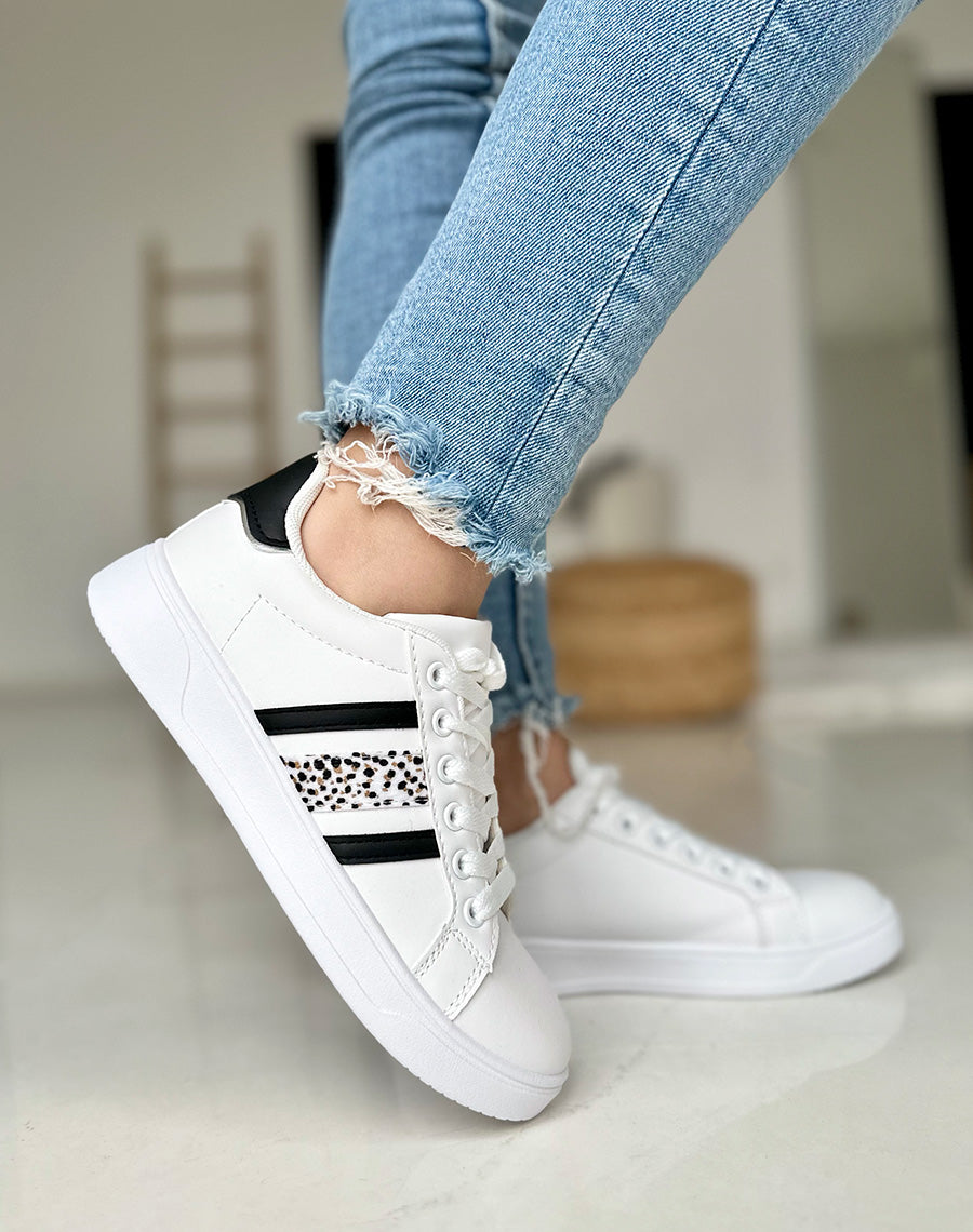 Baskets blanches basses à détails noir et léopard