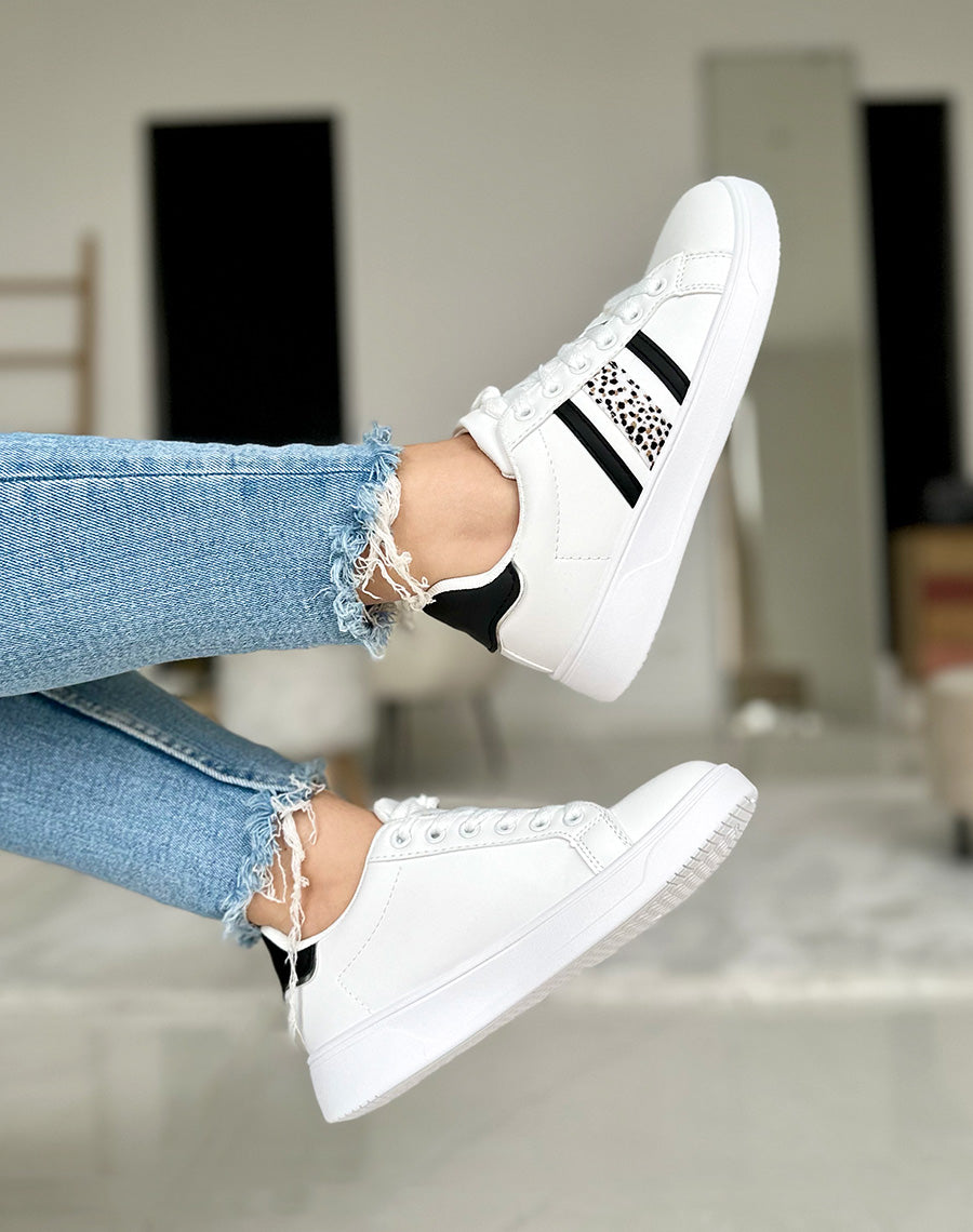 Baskets blanches basses à détails noir et léopard