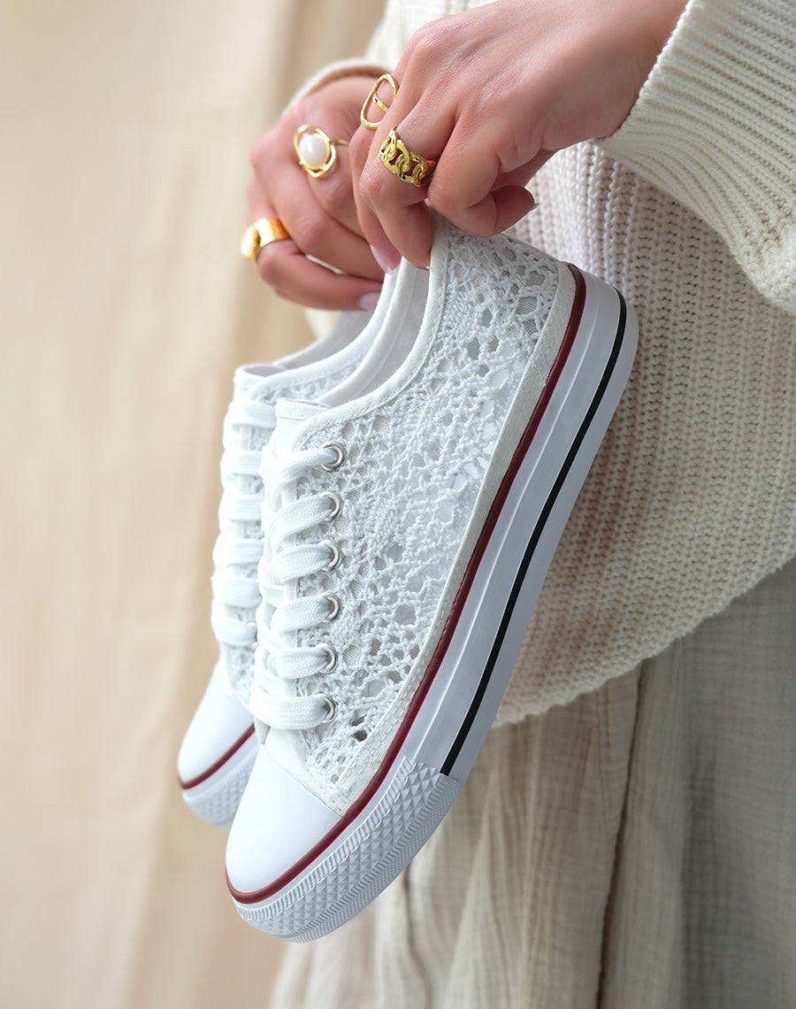 Baskets blanches basses effet brodé