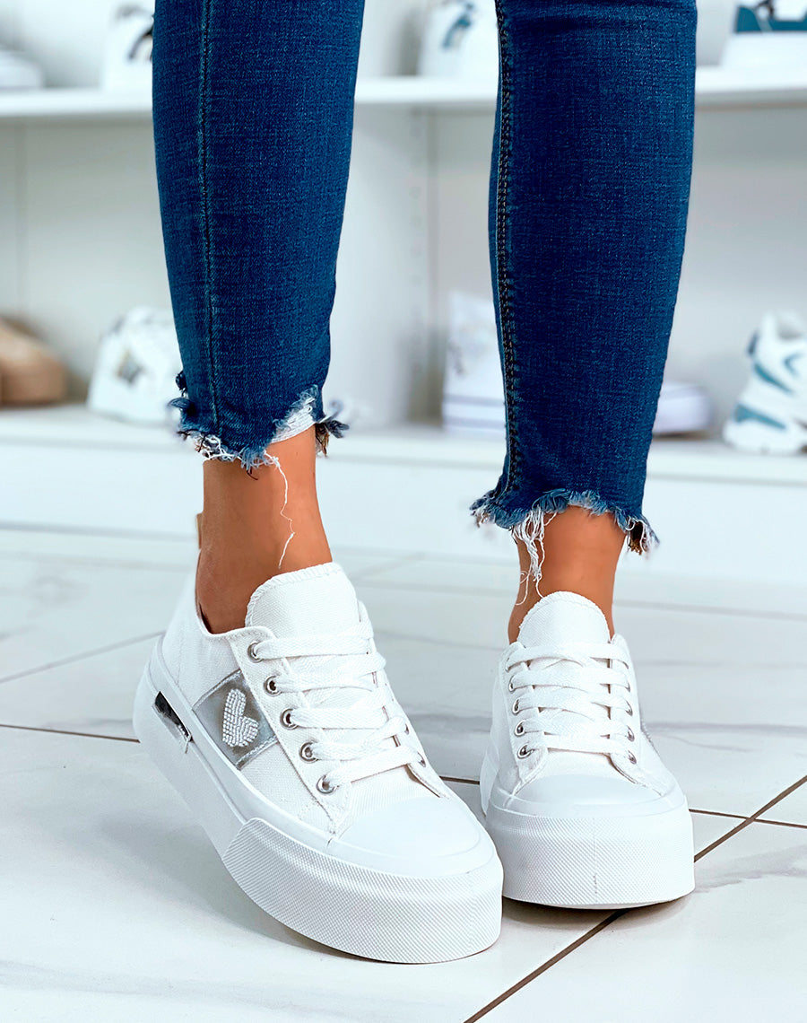 Baskets blanches basses à lacets avec plateforme épaisse et détail