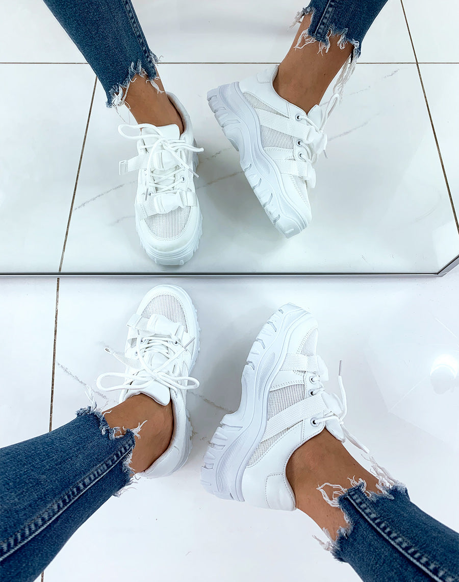Baskets blanches bi-matières à semelles épaisses et sangles fantaisies
