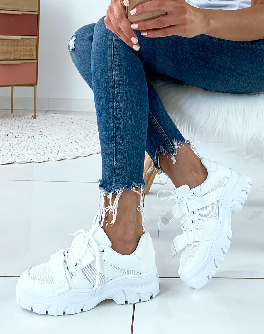 Baskets blanches bi-matières à semelles épaisses et sangles fantaisies