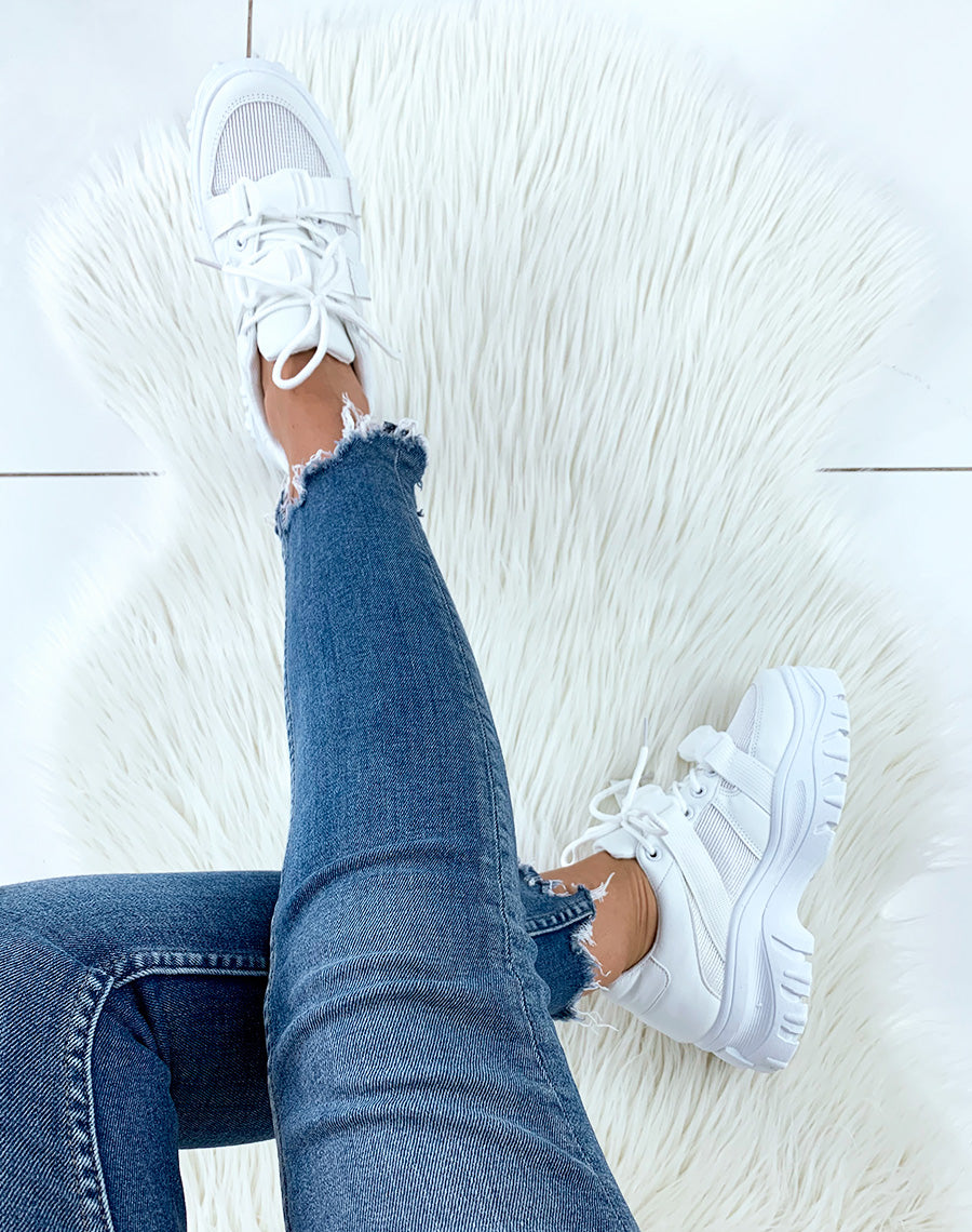 Baskets blanches bi-matières à semelles épaisses et sangles fantaisies