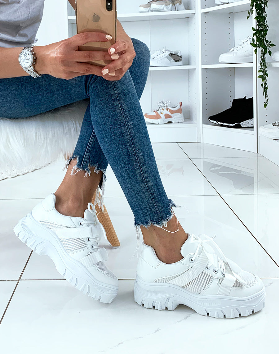 Baskets blanches bi-matières à semelles épaisses et sangles fantaisies