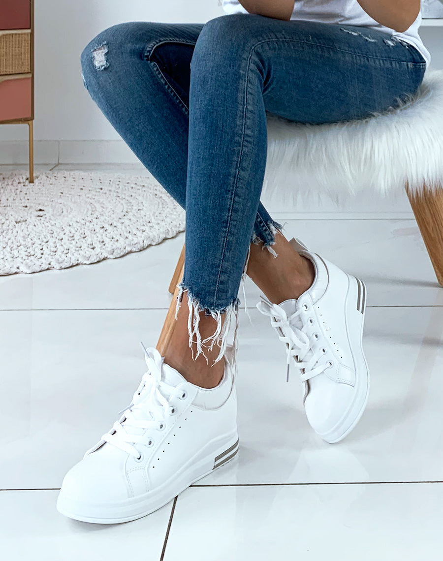 Baskets blanches compensées à empiècements blanc effet croco