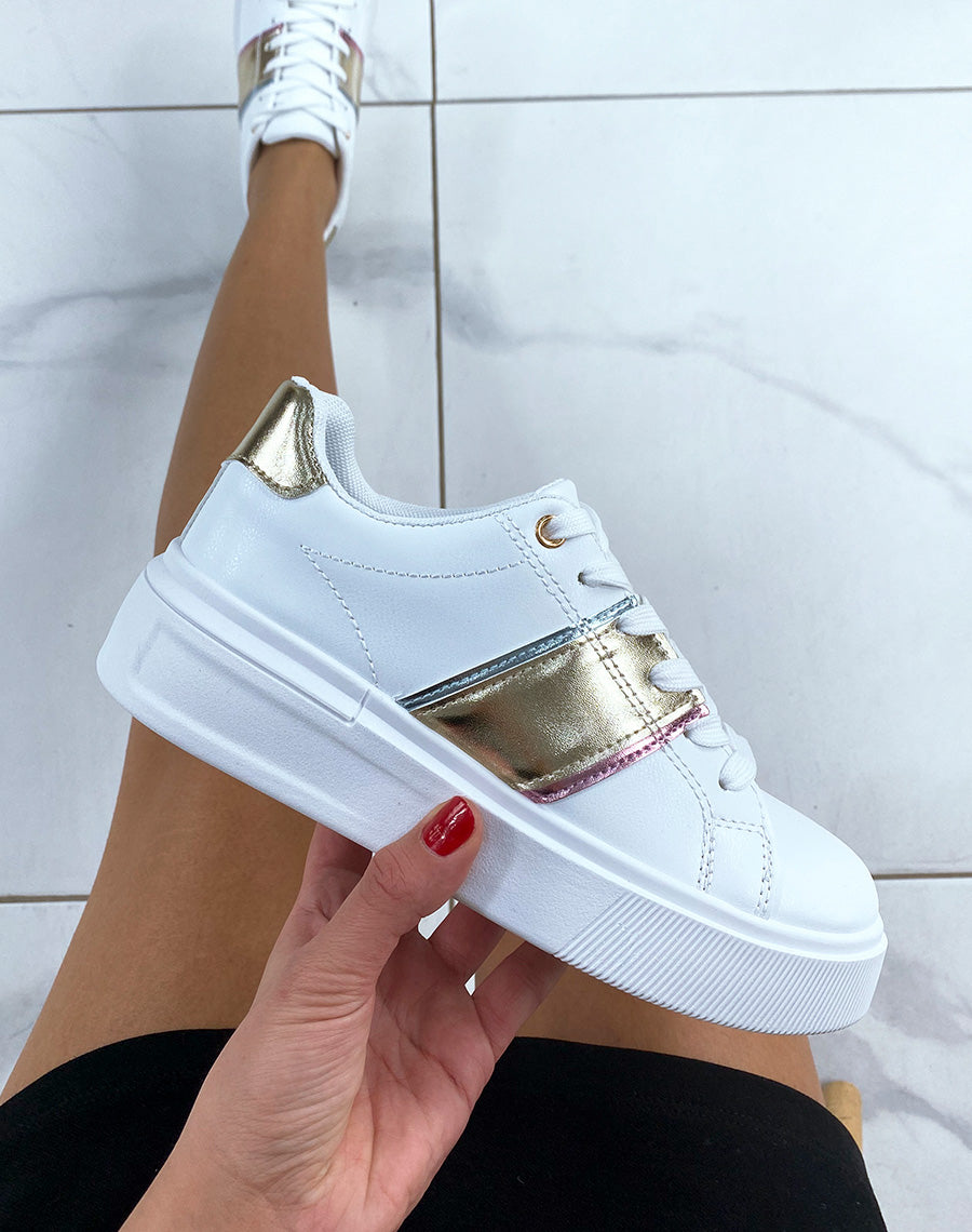 Baskets blanches à détail latéral métallique et empiècement doré
