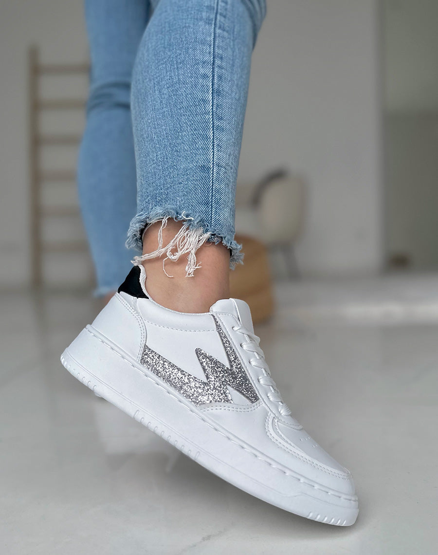 Baskets blanches à détails éclair argentés pailleté et empiècement noir