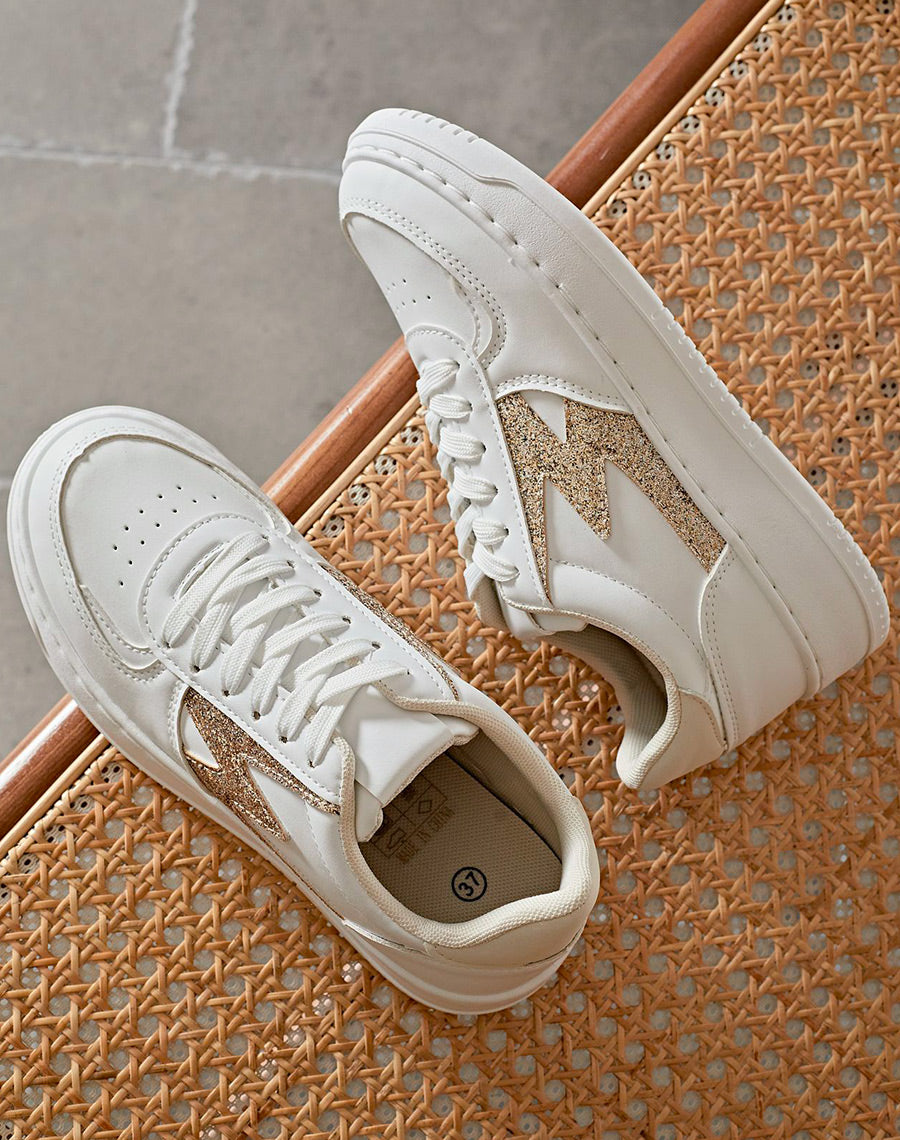 Baskets blanches à détails éclair dorés pailleté et empiècement beige