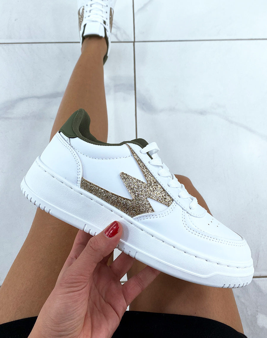 Baskets blanches à détails éclair dorés pailleté et empiècement vert