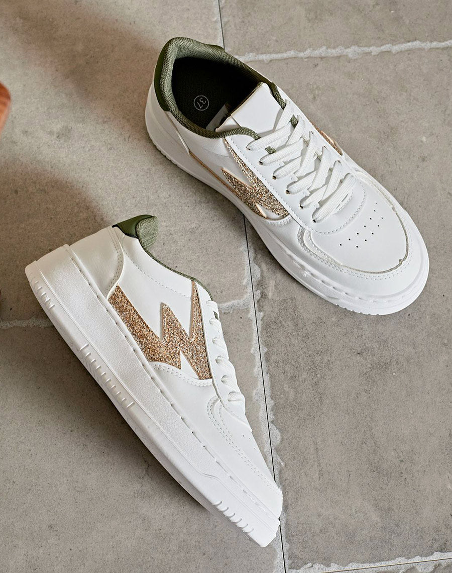 Baskets blanches à détails éclair dorés pailleté et empiècement vert