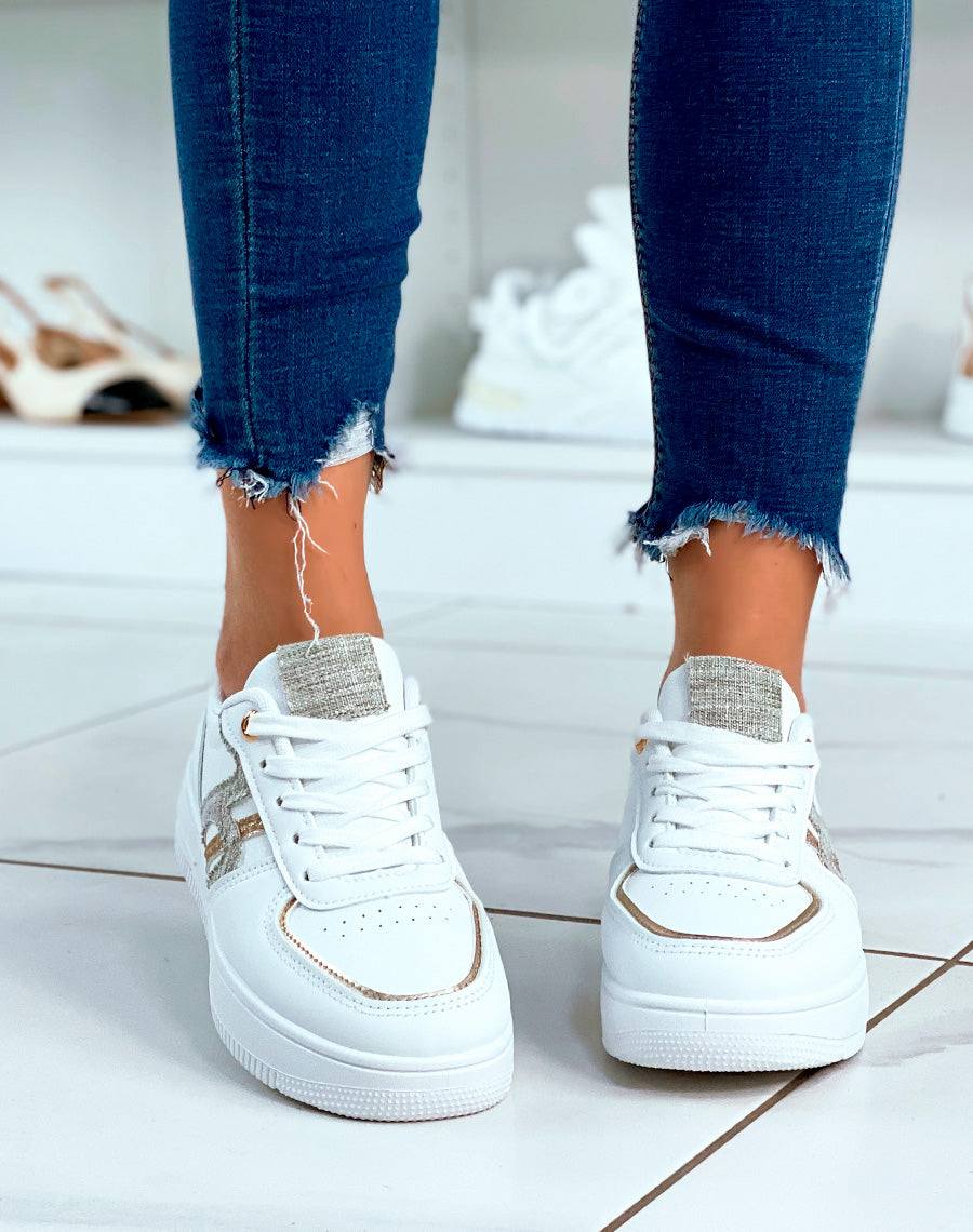 Baskets blanches à détails dorés et motif matière tissu