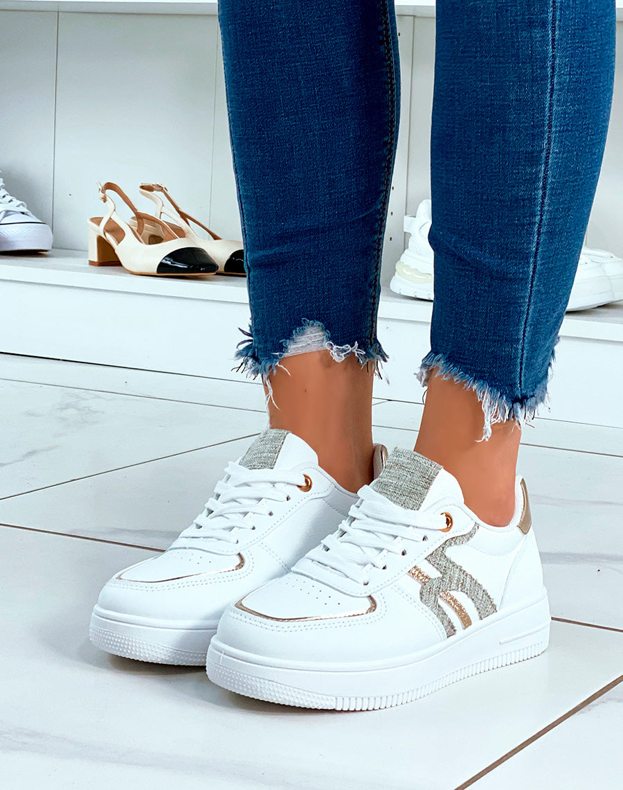 Baskets blanches à détails dorés et motif matière tissu