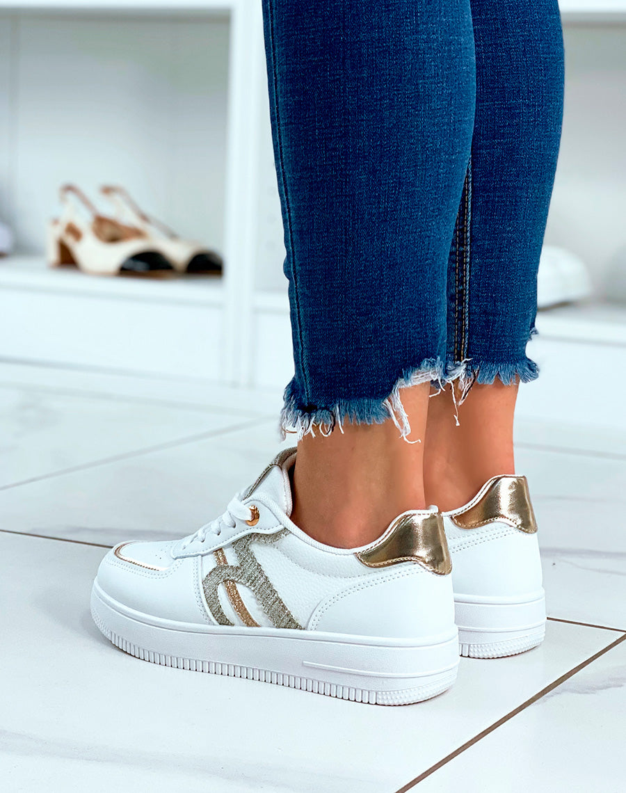 Baskets blanches à détails dorés et motif matière tissu