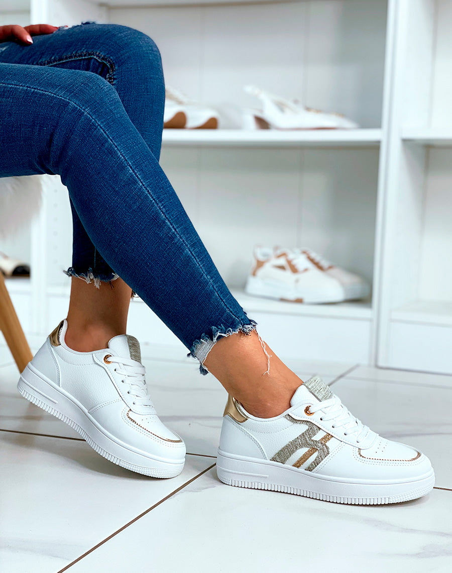 Baskets blanches à détails dorés et motif matière tissu