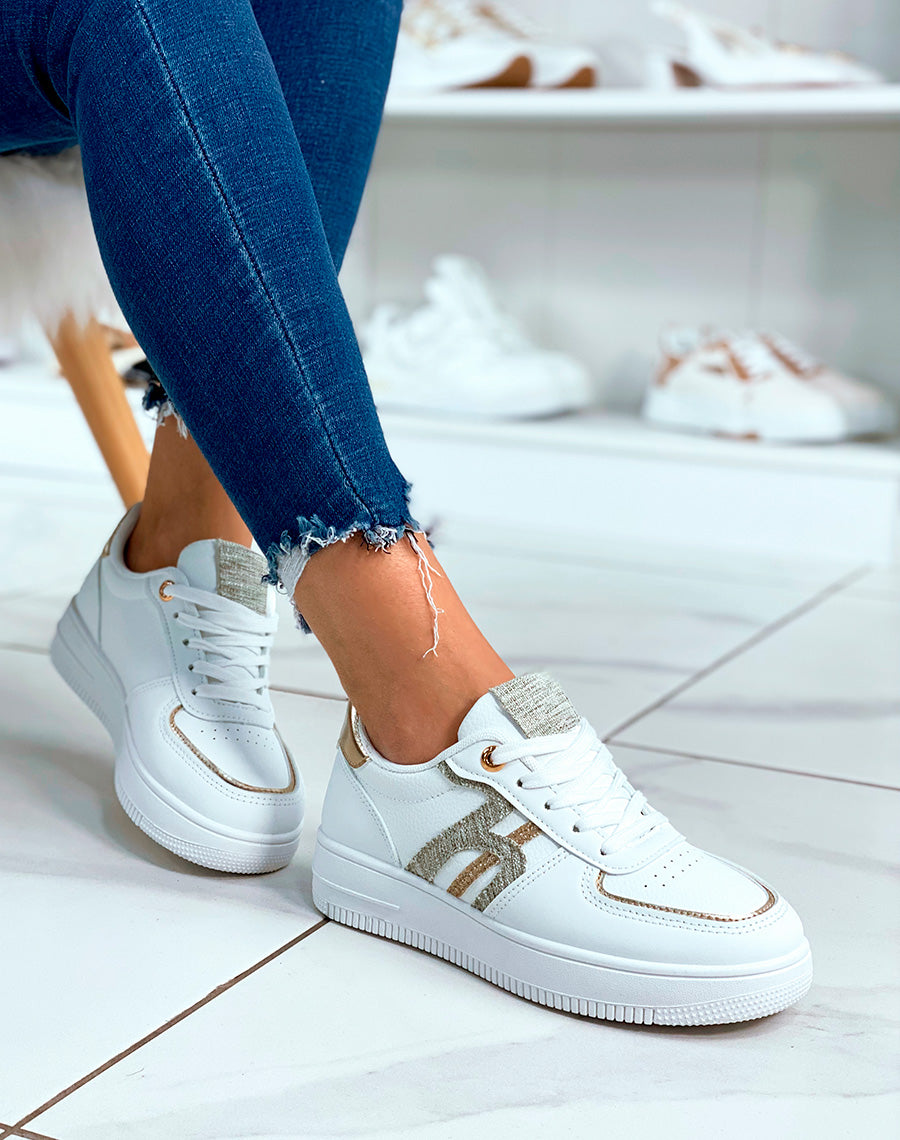 Baskets blanches à détails dorés et motif matière tissu
