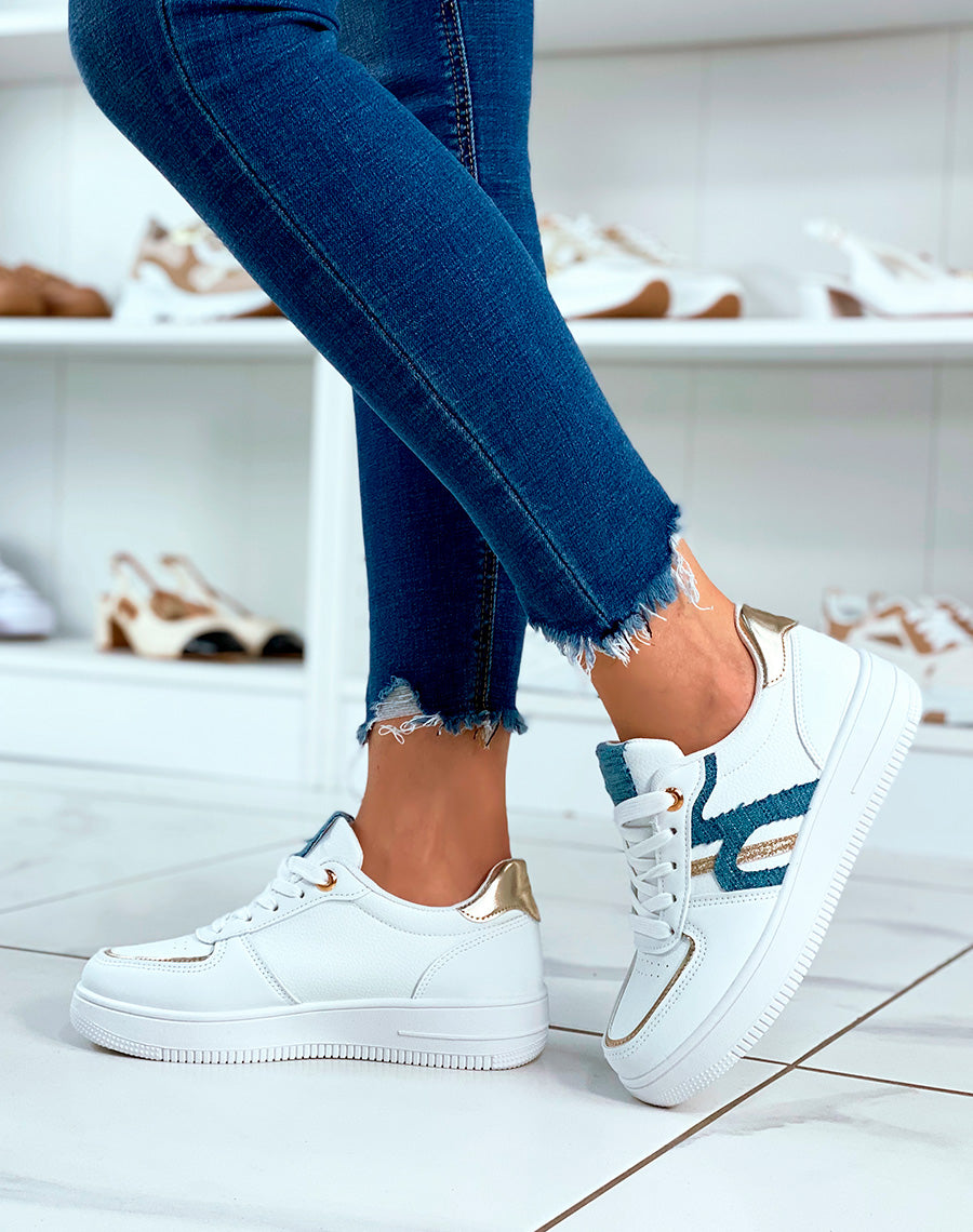 Baskets blanches à détails dorés et motif matière tissu