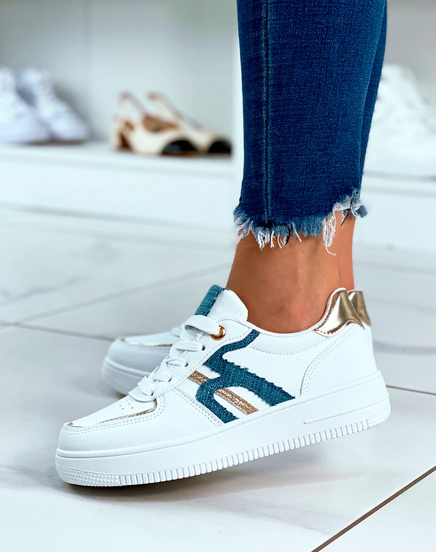 Baskets blanches à détails dorés et motif matière tissu
