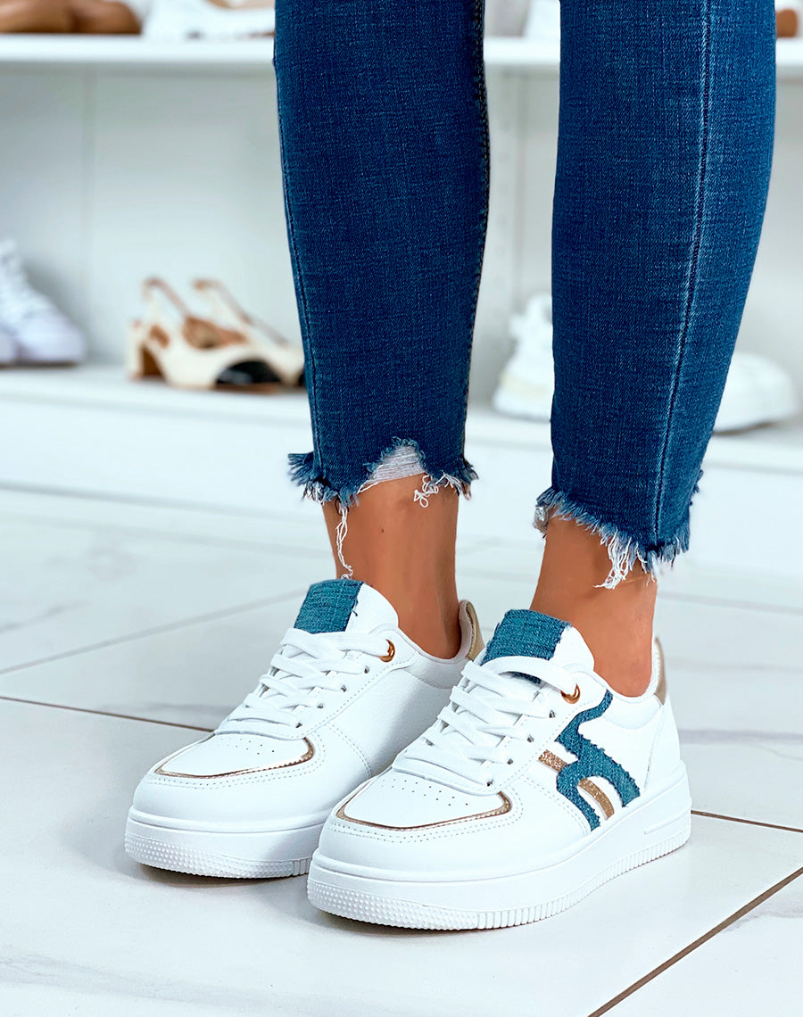 Baskets blanches à détails dorés et motif matière tissu