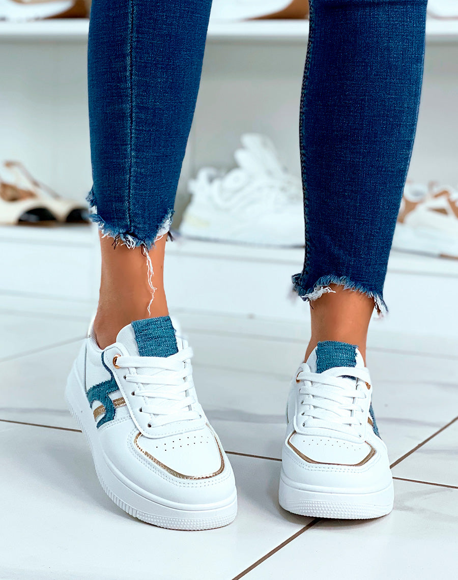 Baskets blanches à détails dorés et motif matière tissu