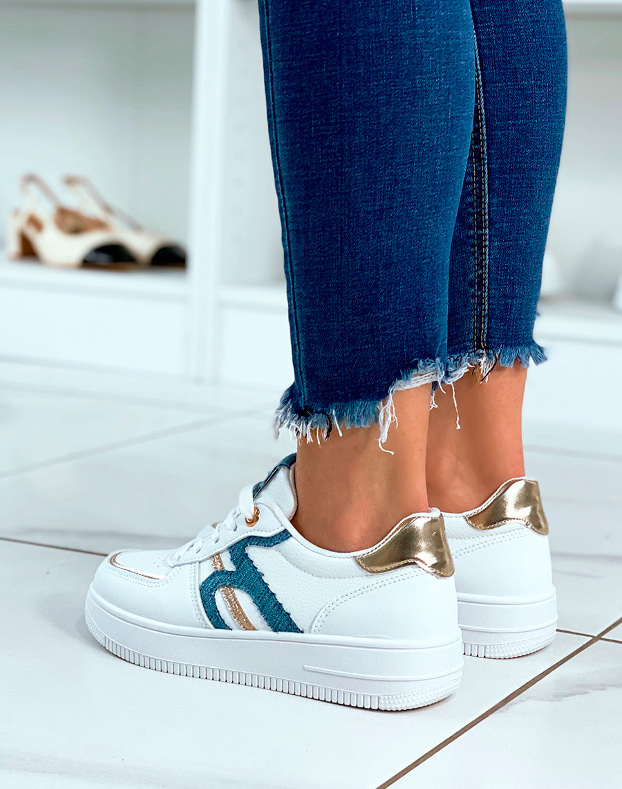 Baskets blanches à détails dorés et motif matière tissu