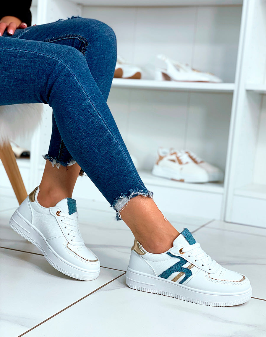 Baskets blanches à détails dorés et motif matière tissu