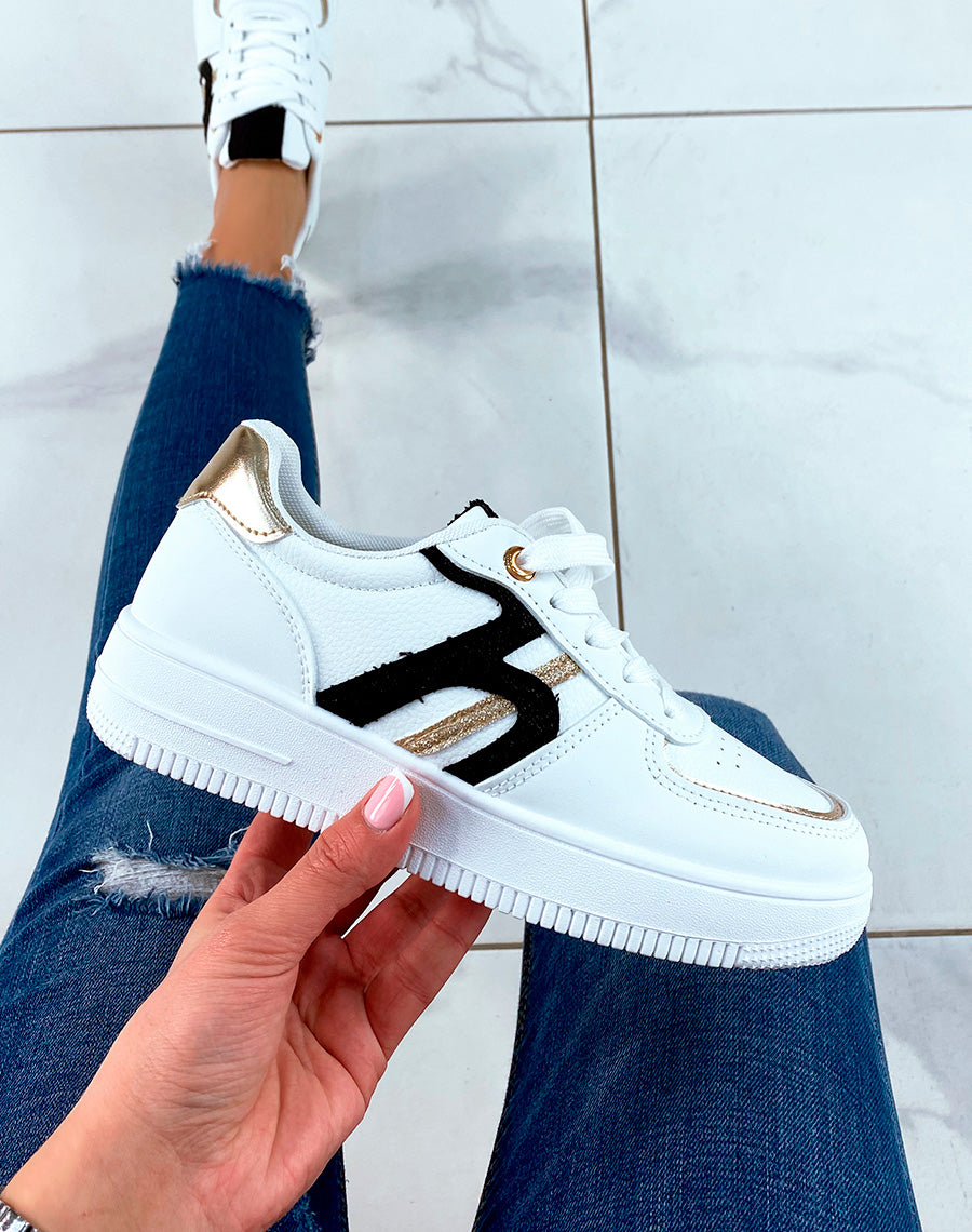 Baskets blanches à détails dorés et motif matière tissu