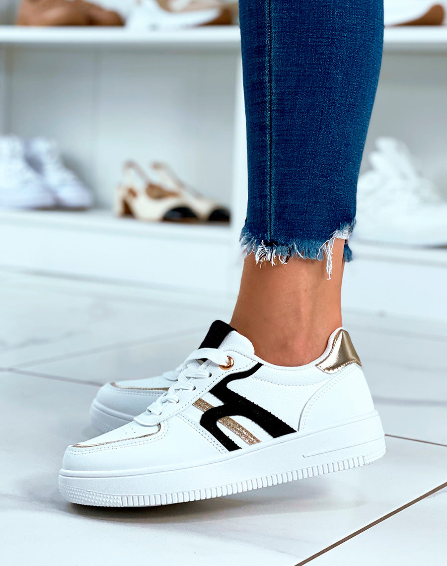 Baskets blanches à détails dorés et motif matière tissu